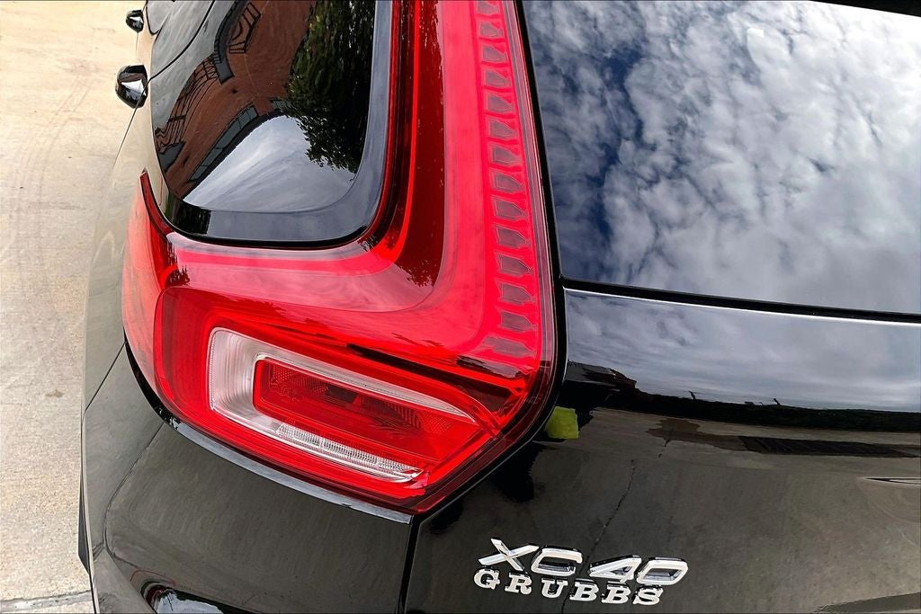 2023 Volvo XC40 B5 Plus Dark Theme