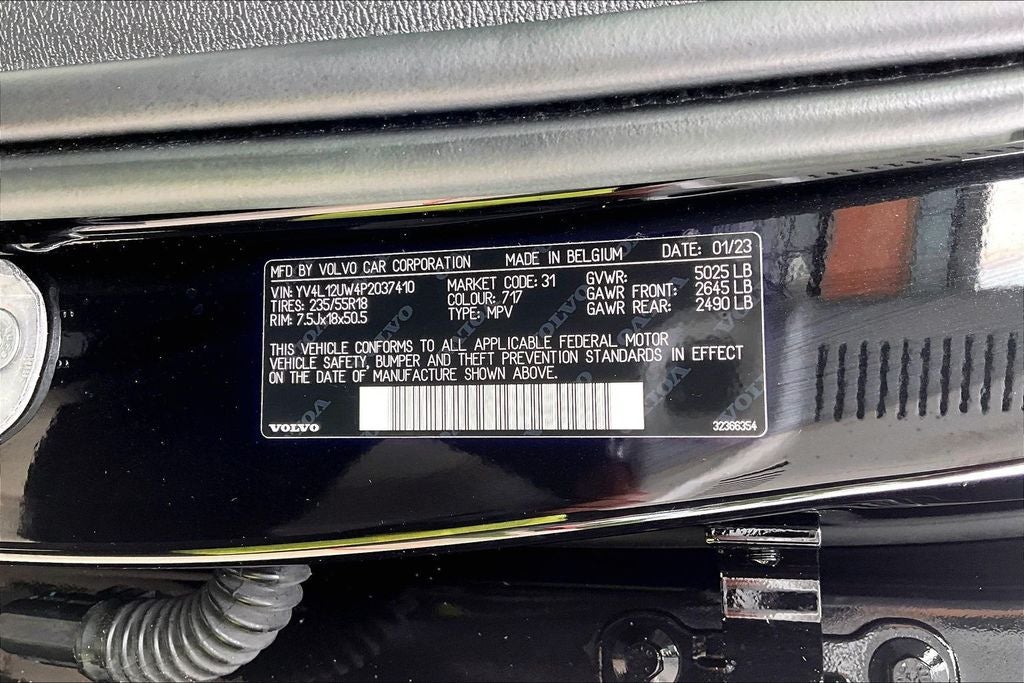 2023 Volvo XC40 B5 Plus Dark Theme