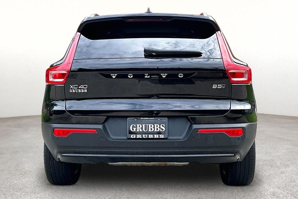 2023 Volvo XC40 B5 Plus Dark Theme