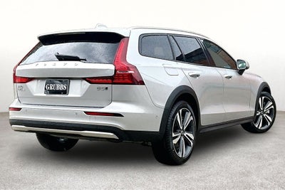2025 Volvo V60 Cross Country B5 Plus