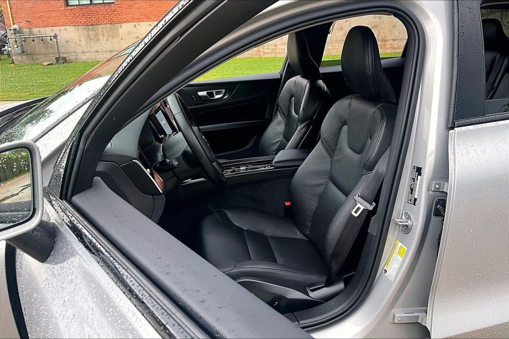 2025 Volvo V60 Cross Country B5 Plus