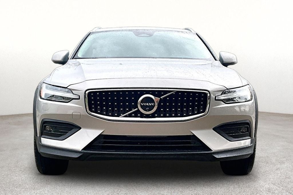 2025 Volvo V60 Cross Country B5 Plus