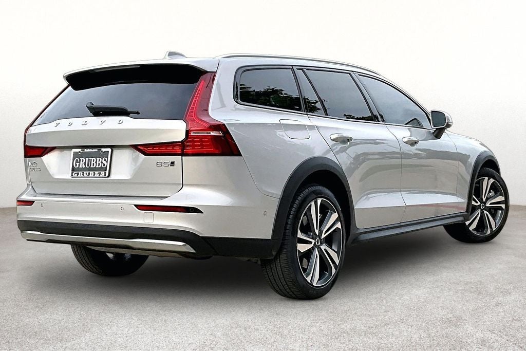 2025 Volvo V60 Cross Country B5 Plus