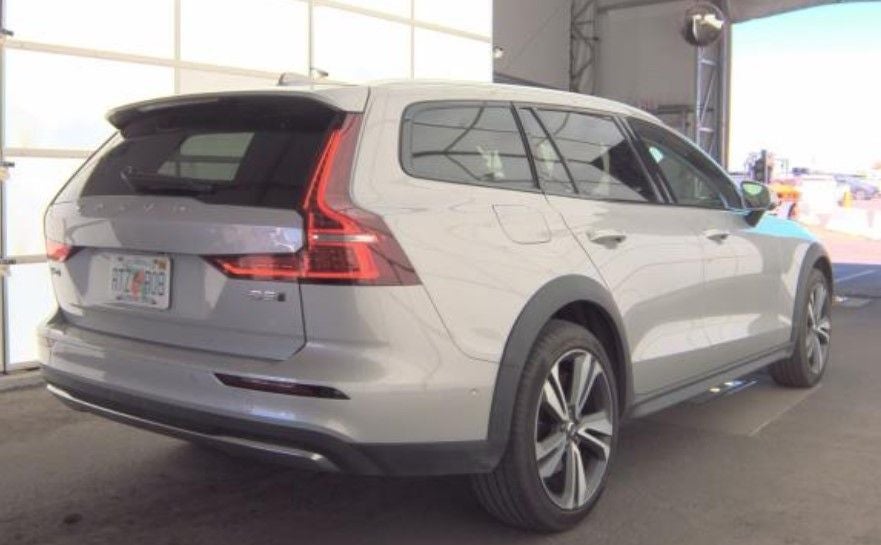 2025 Volvo V60 Cross Country B5 Plus