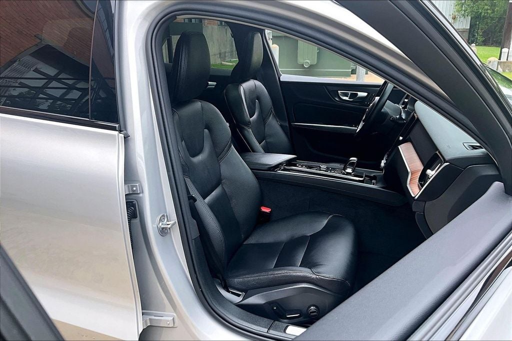2025 Volvo V60 Cross Country B5 Plus
