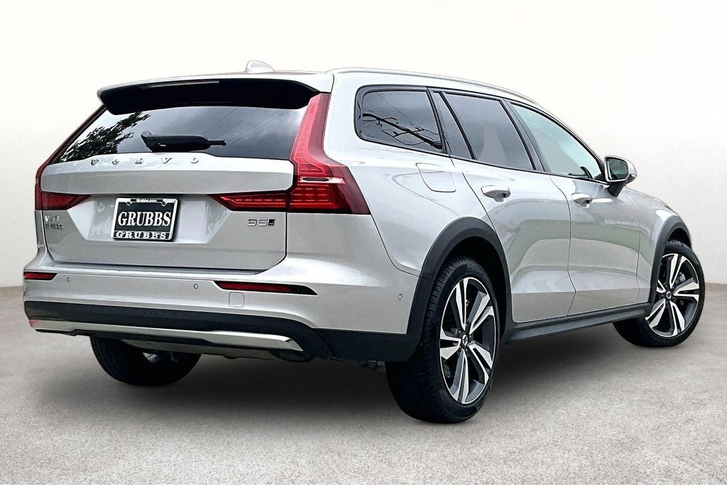 2025 Volvo V60 Cross Country B5 Plus