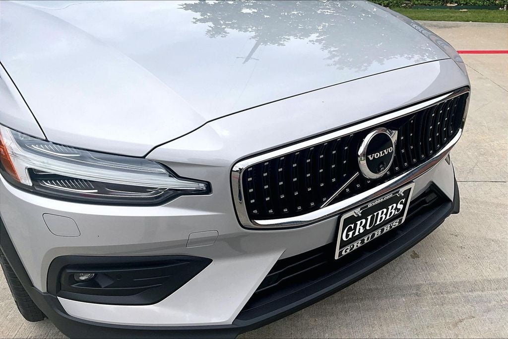 2025 Volvo V60 Cross Country B5 Plus
