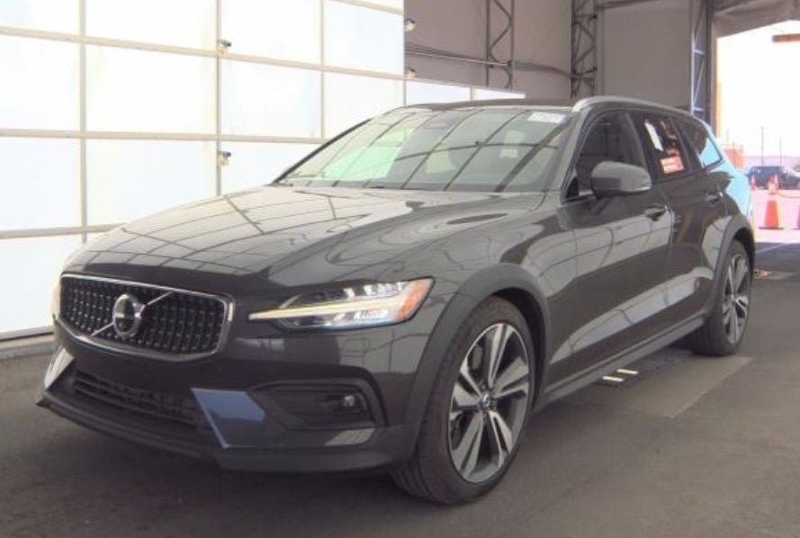 2025 Volvo V60 Cross Country B5 Plus