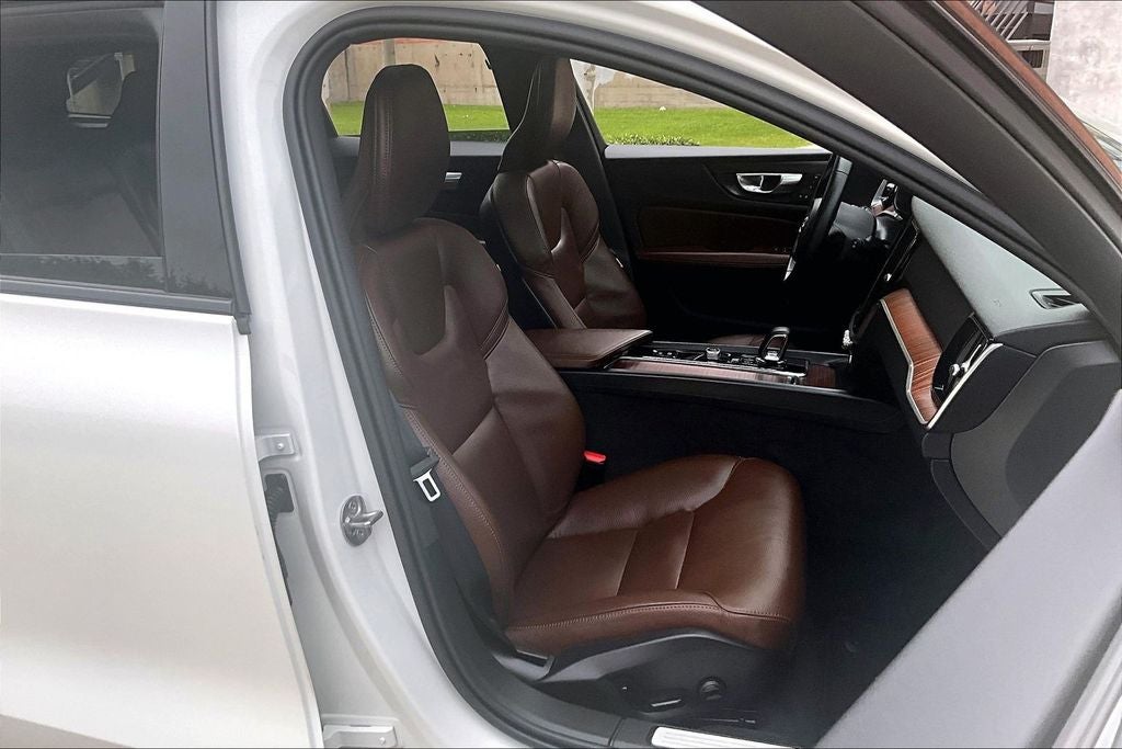 2025 Volvo V60 Cross Country B5 Plus