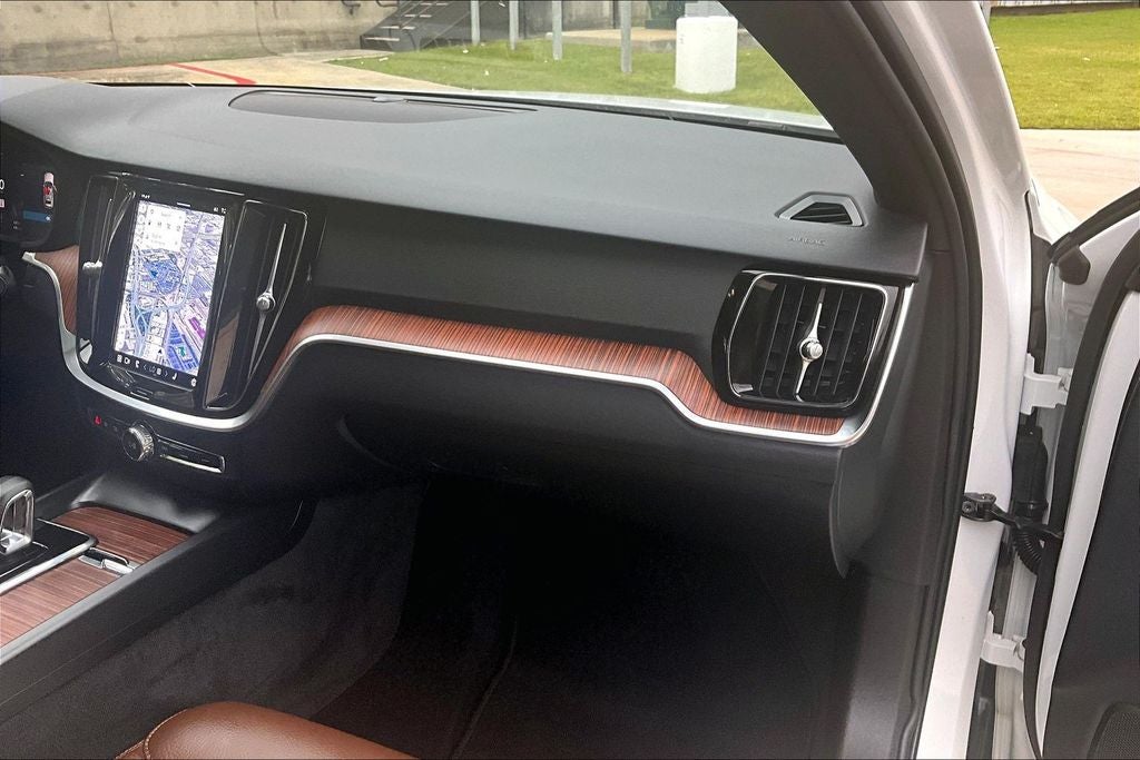 2025 Volvo V60 Cross Country B5 Plus