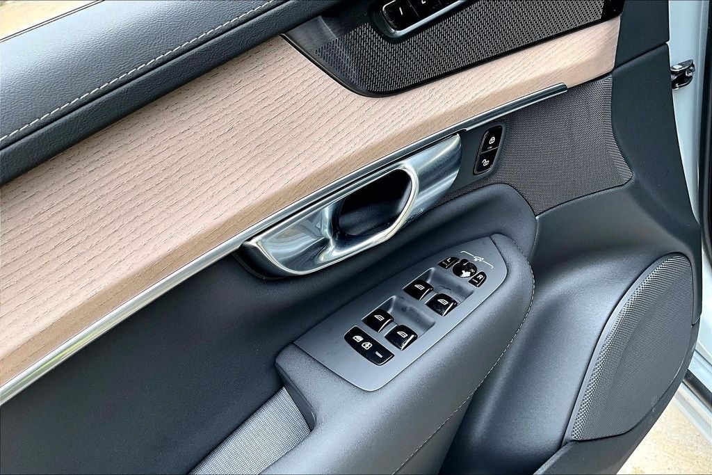 2026 Volvo XC90 B5 Plus