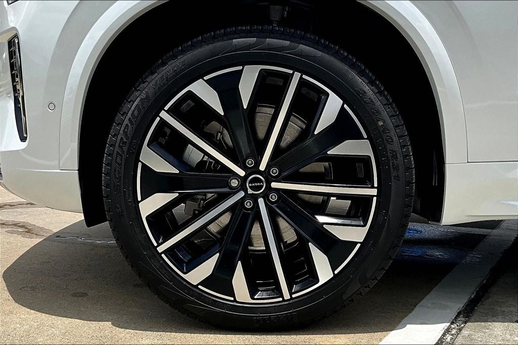 2026 Volvo XC90 B5 Plus