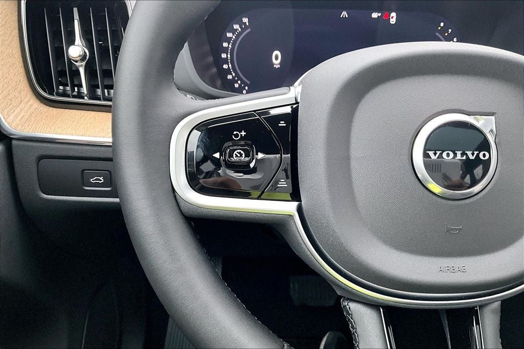 2026 Volvo XC60 B5 Plus