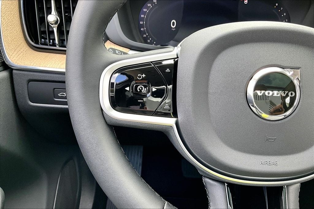 2026 Volvo XC60 B5 Plus