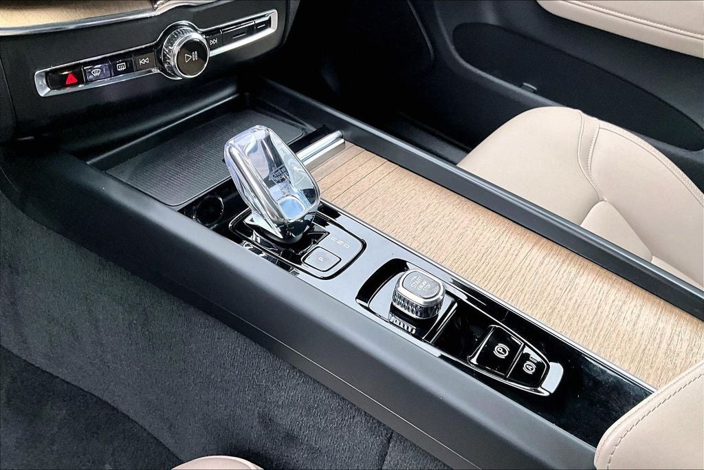 2026 Volvo XC60 B5 Plus