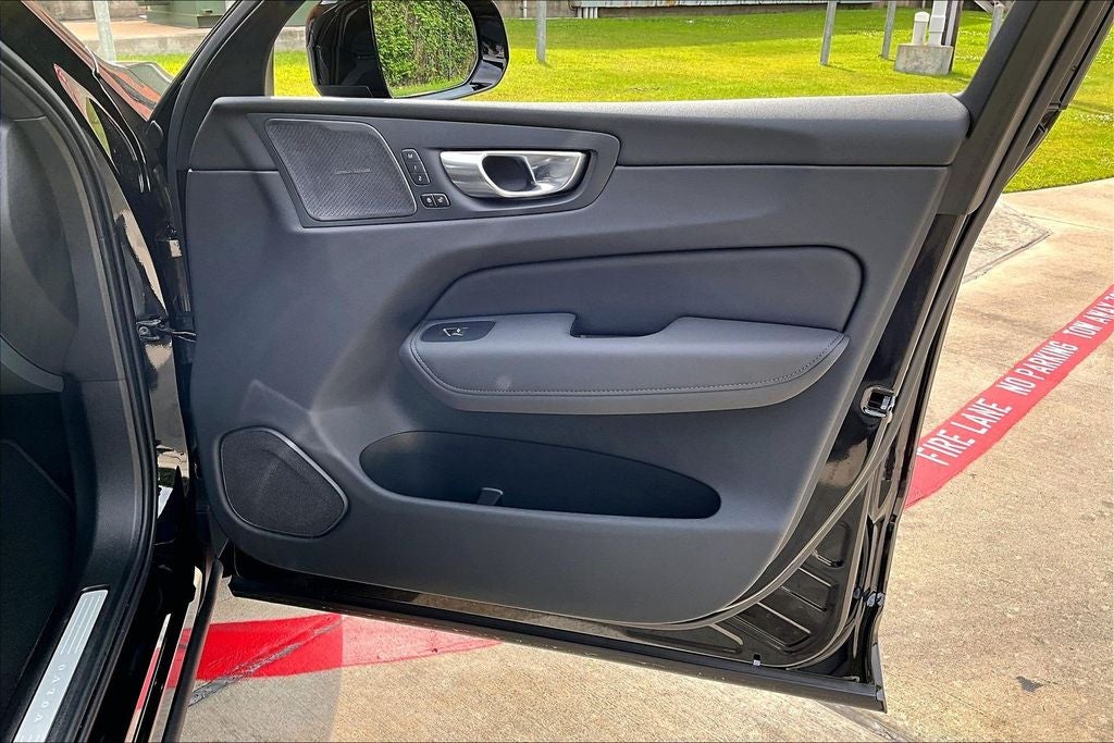 2026 Volvo XC60 B5 Ultra Black Edition