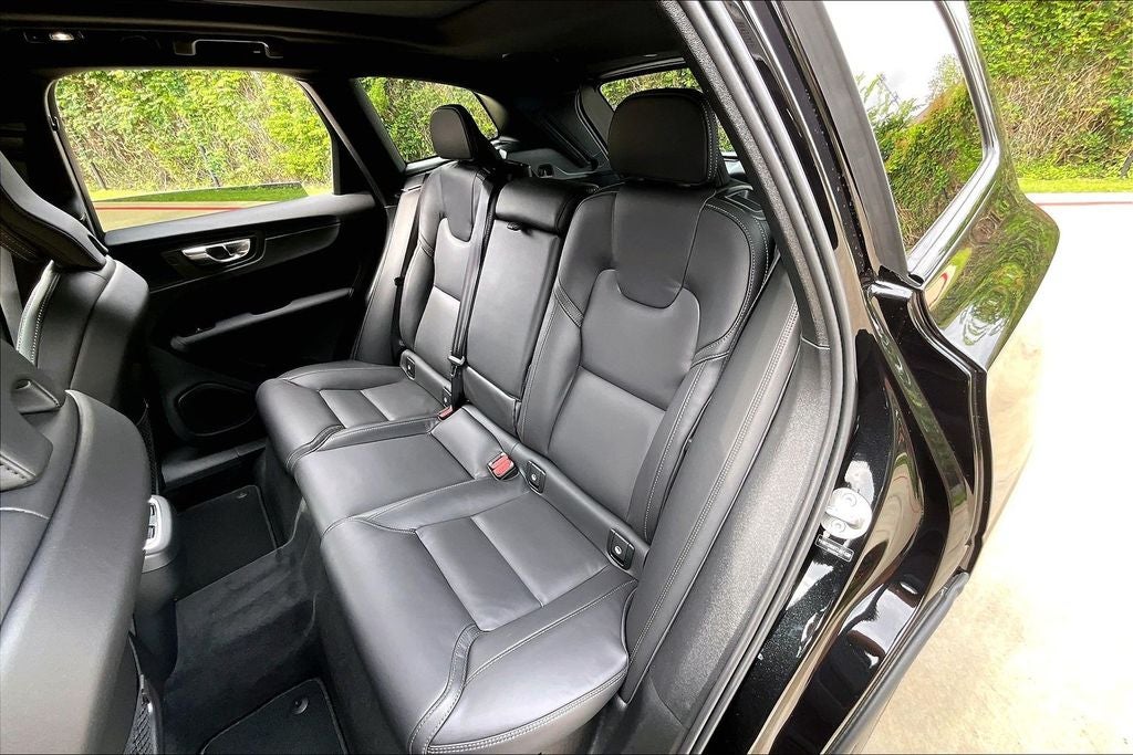 2026 Volvo XC60 B5 Ultra Black Edition