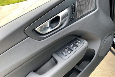2026 Volvo XC60 B5 Ultra Black Edition