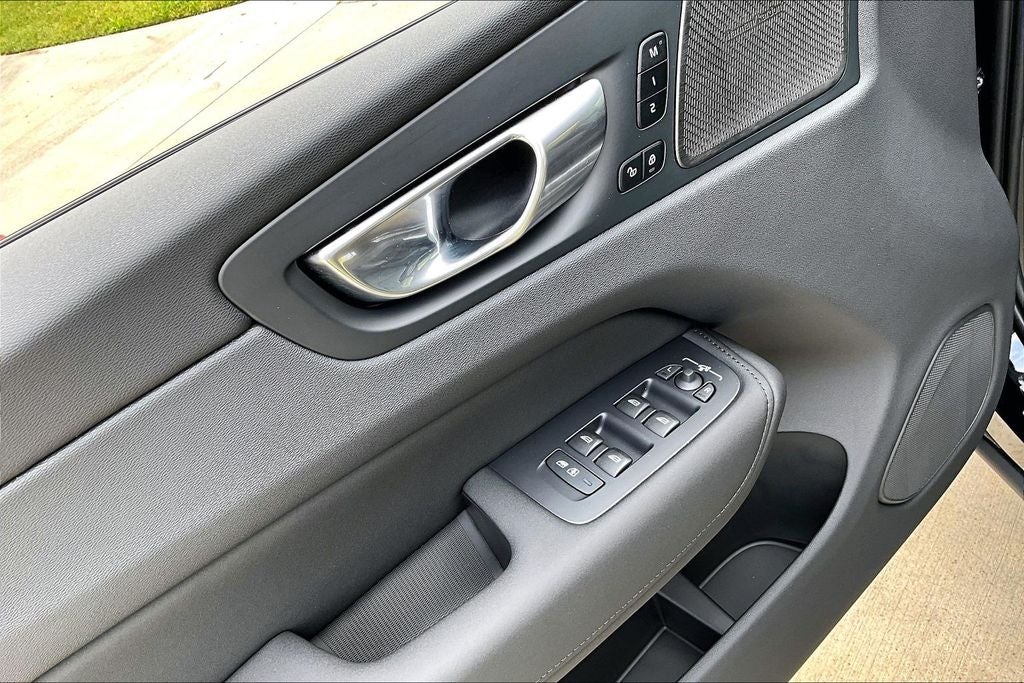2026 Volvo XC60 B5 Ultra Black Edition
