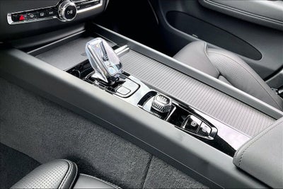 2026 Volvo XC60 B5 Ultra Black Edition