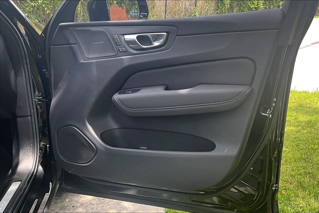 2026 Volvo XC60 B5 Ultra Black Edition