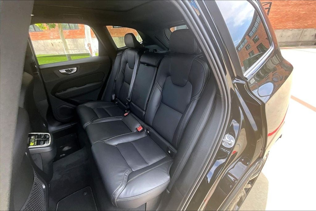 2026 Volvo XC60 B5 Ultra Black Edition