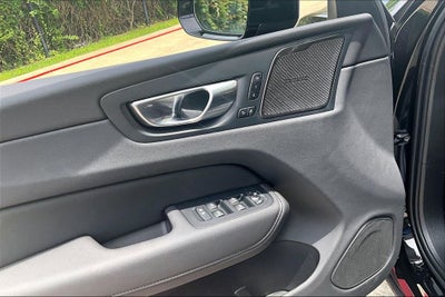 2026 Volvo XC60 B5 Ultra Black Edition