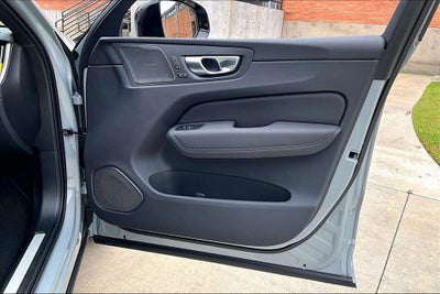 2026 Volvo XC60 B5 Ultra Black Edition
