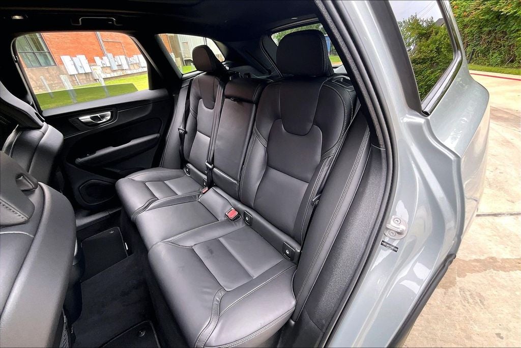 2026 Volvo XC60 B5 Ultra Black Edition