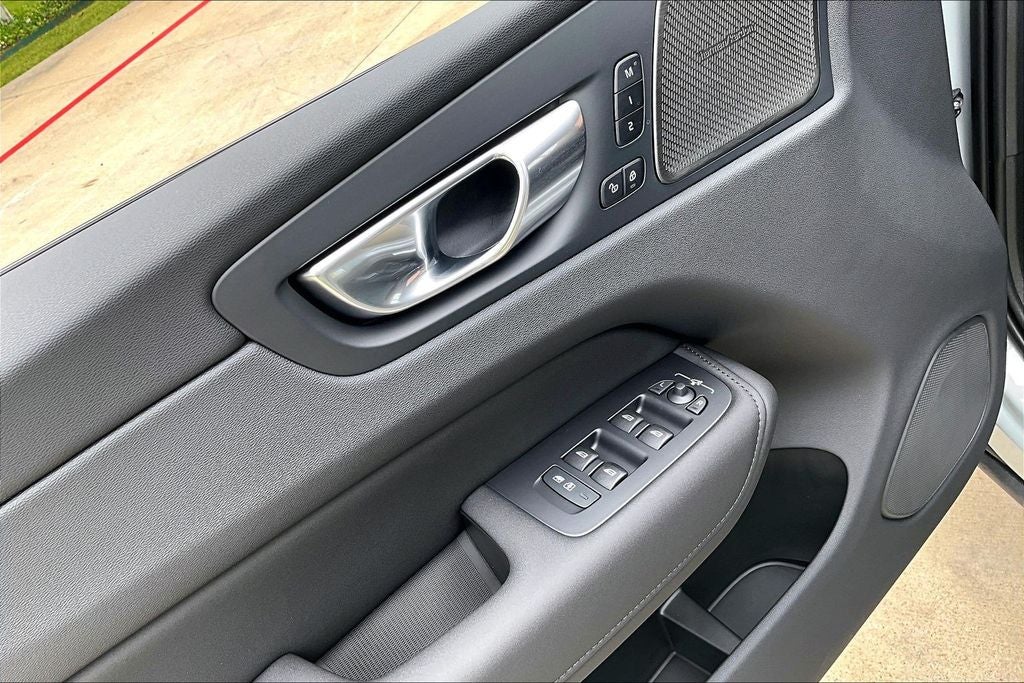 2026 Volvo XC60 B5 Ultra Black Edition