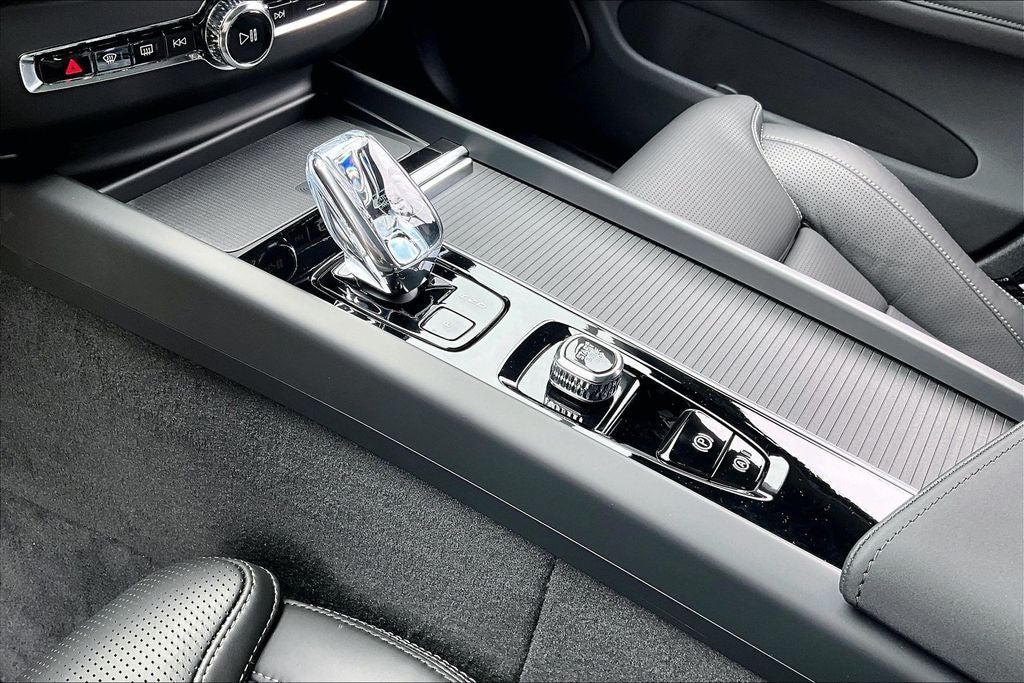2026 Volvo XC60 B5 Ultra Black Edition