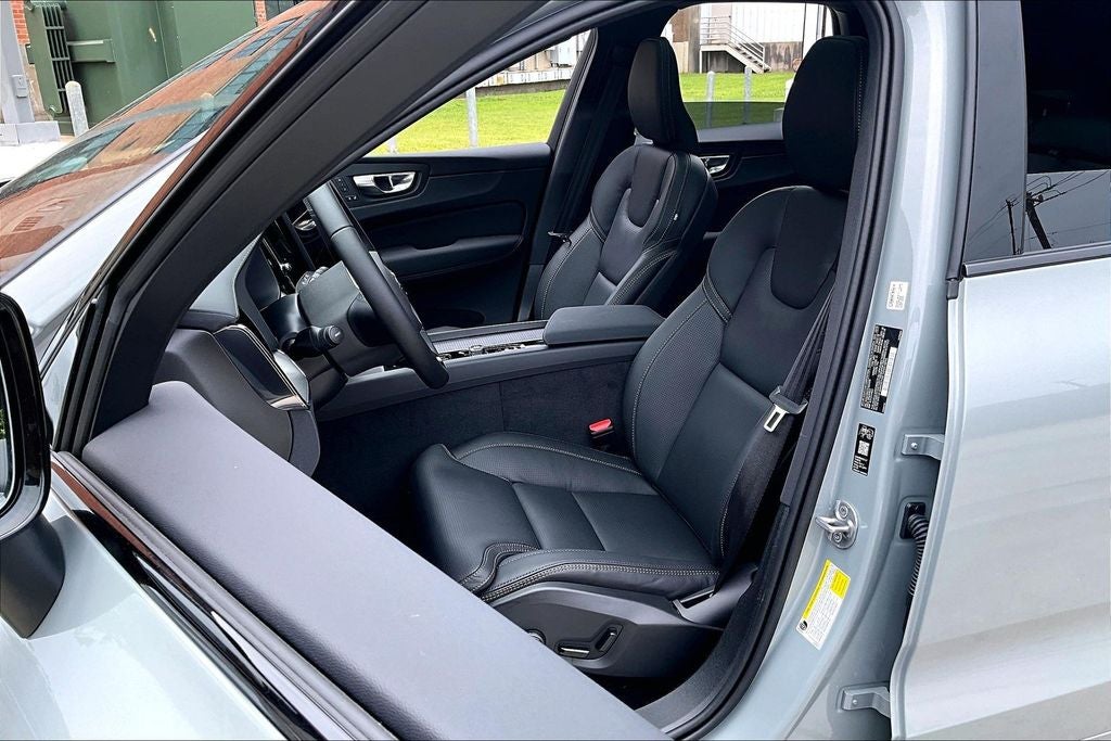 2026 Volvo XC60 B5 Ultra Black Edition