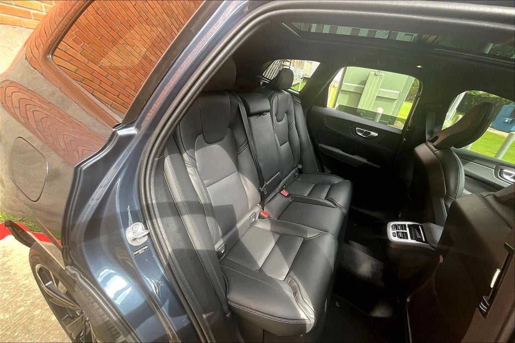 2026 Volvo XC60 B5 Ultra Black Edition