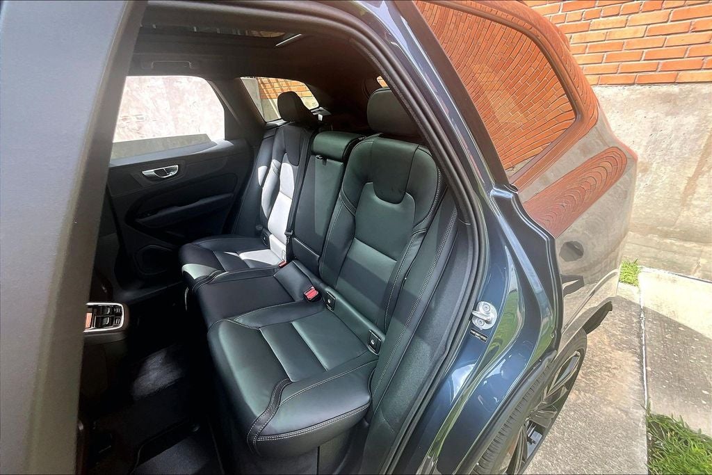 2026 Volvo XC60 B5 Ultra Black Edition