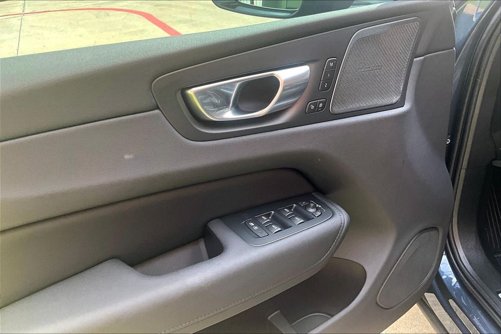 2026 Volvo XC60 B5 Ultra Black Edition