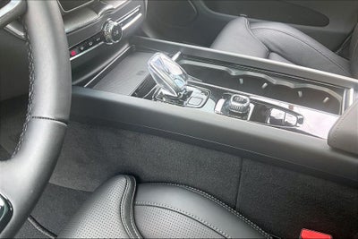 2026 Volvo XC60 B5 Ultra Black Edition
