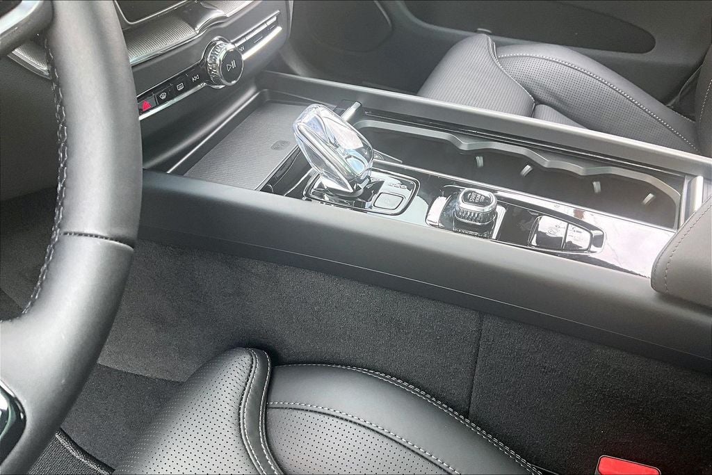 2026 Volvo XC60 B5 Ultra Black Edition