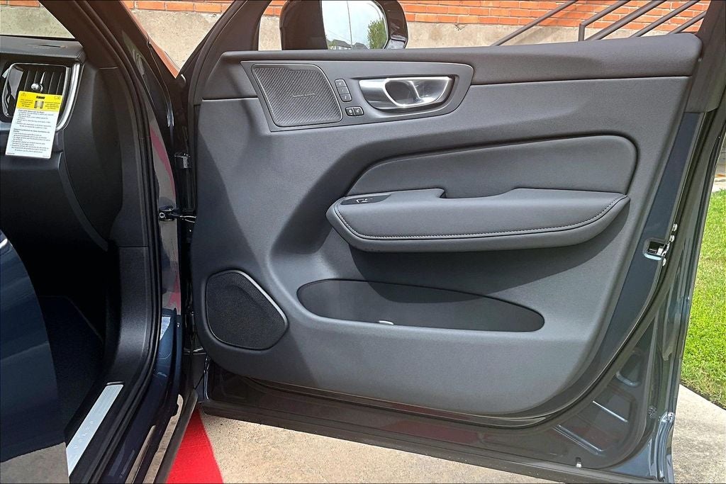 2026 Volvo XC60 B5 Ultra Black Edition