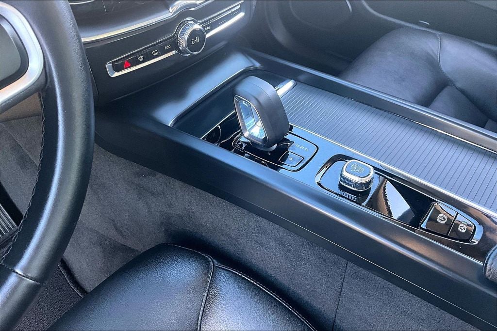 2025 Volvo XC60 B5 Core