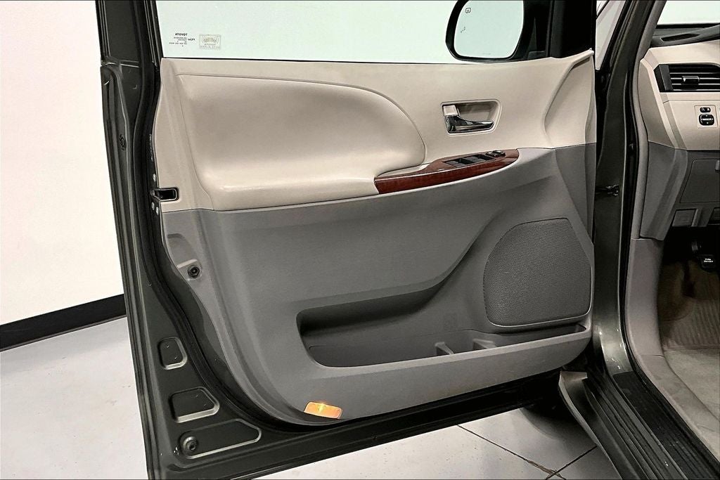 2013 Toyota Sienna XLE 8 Passenger