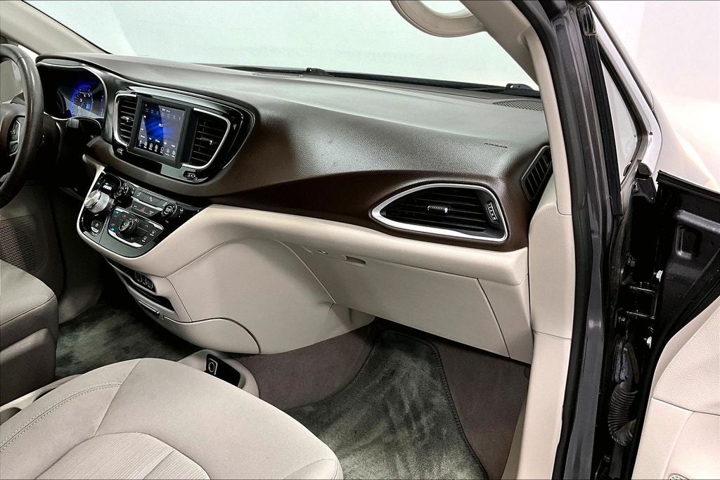 2021 Chrysler Voyager LX