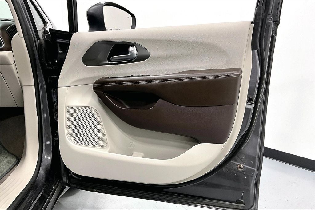 2021 Chrysler Voyager LX
