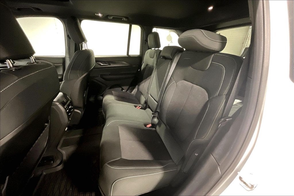 2027 Jeep Grand Cherokee GRAND CHEROKEE LAREDO X 4X2