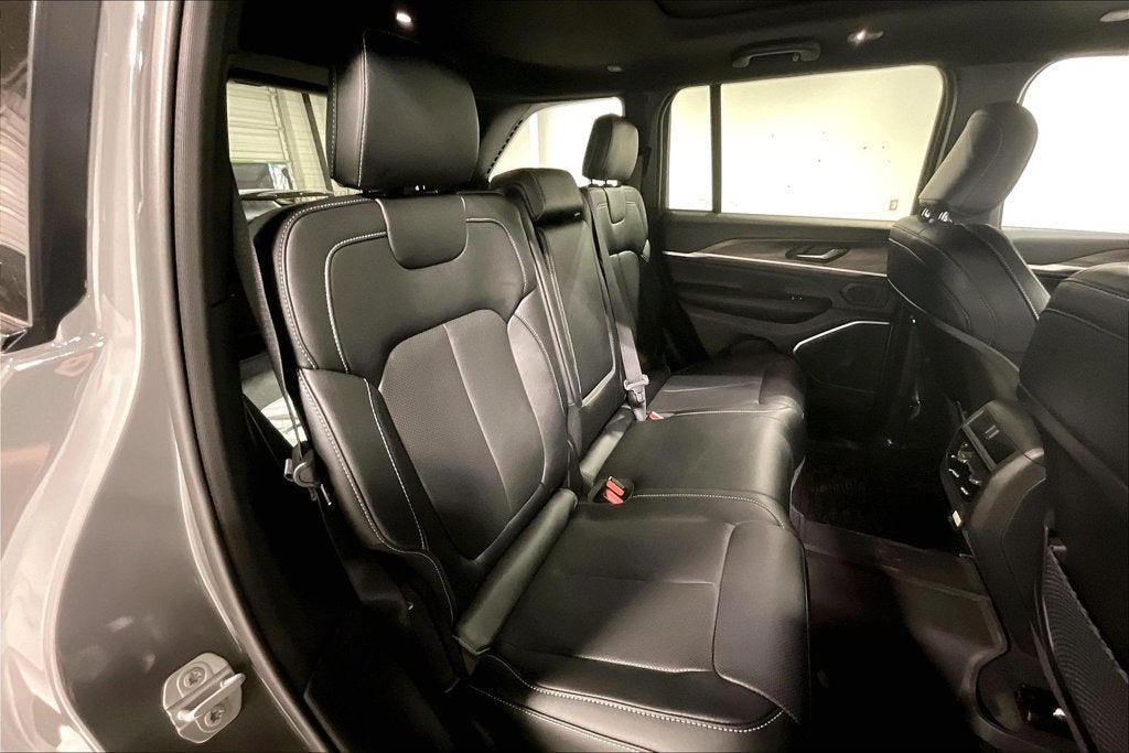 2027 Jeep Grand Cherokee GRAND CHEROKEE LIMITED RESERVE 4X4