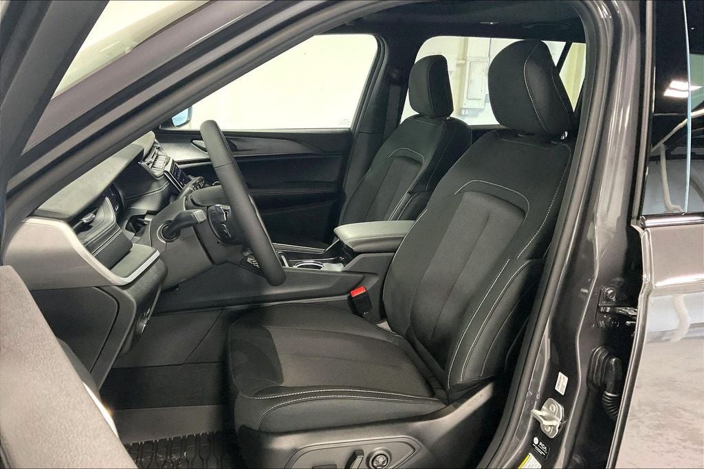 2025 Jeep Grand Cherokee GRAND CHEROKEE L LAREDO X 4X4