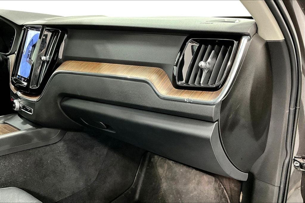 2022 Volvo XC60 B5 Momentum